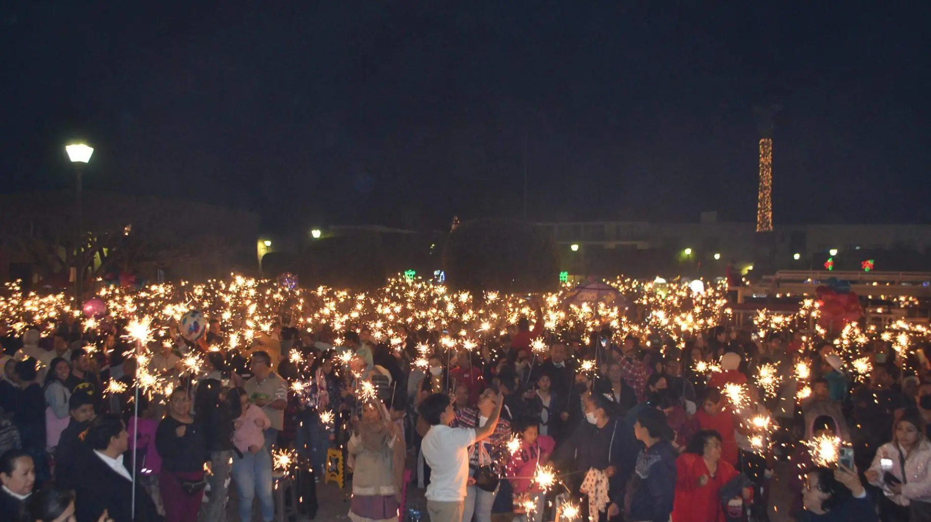 FOTO PRINCIPAL SJR Una noche en la que se ilumina el centro con bengalas